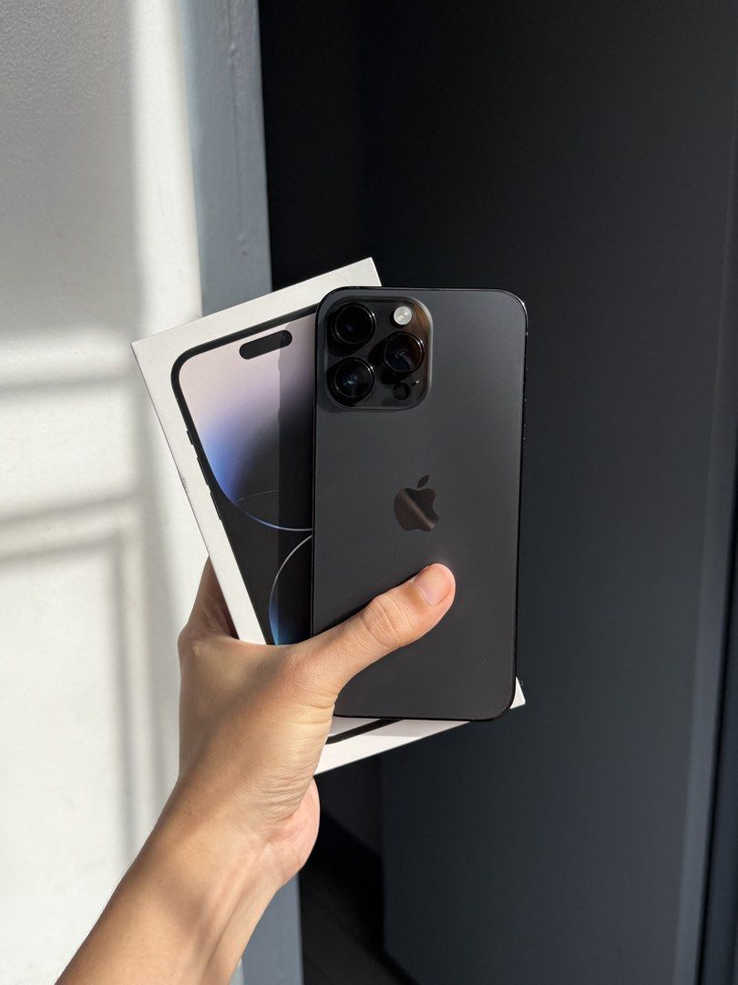 Iphone 14 Pro Max 256gb (Space Black) (Category: iPhone 14 Series) located in Malabon City. Submitted by mangwelsss (Listing ID 1468285562, Image 1). Description: iPhone 14 Pro Max Space Black 256gb 82% Battery Health Factory Unlocked NTC Local Variant IOS 27 No issue No history of repair Only few paint chips on sides, not a big deal Phone's running in excellent condition Comes with original Box (same imei) Cord Cases Unli check and unli reset up