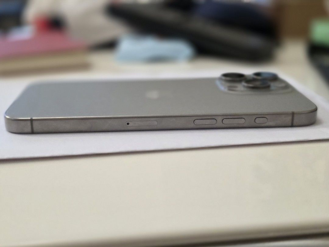 iPhone 15 Pro Max （分類：iPhone 15 Series）位於 Hong Kong。 由 kitkit333 提交（商品編號 1468418142，圖片 3）。簡介： 放iphone 15 pro max 256 gb 95%新 無花痕，電量健康90% 港版機，無維修，無拆過，鏡頭無花，無黑點 只限土瓜灣站交收 自用機 完美主義者勿擾 只收cash (1000蚊唔收 thanks)。