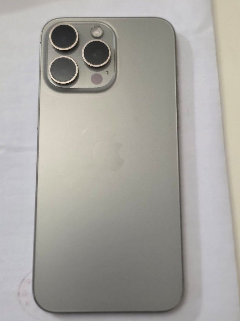 iPhone 15 Pro Max （分類：iPhone 15 Series）位於 Hong Kong。 由 kitkit333 提交（商品編號 1468418142，圖片 1）。簡介： 放iphone 15 pro max 256 gb 95%新 無花痕，電量健康90% 港版機，無維修，無拆過，鏡頭無花，無黑點 只限土瓜灣站交收 自用機 完美主義者勿擾 只收cash (1000蚊唔收 thanks)。