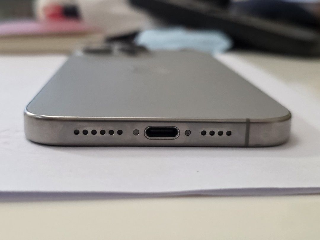 iPhone 15 Pro Max （分類：iPhone 15 Series）位於 Hong Kong。 由 kitkit333 提交（商品編號 1468418142，圖片 2）。簡介： 放iphone 15 pro max 256 gb 95%新 無花痕，電量健康90% 港版機，無維修，無拆過，鏡頭無花，無黑點 只限土瓜灣站交收 自用機 完美主義者勿擾 只收cash (1000蚊唔收 thanks)。