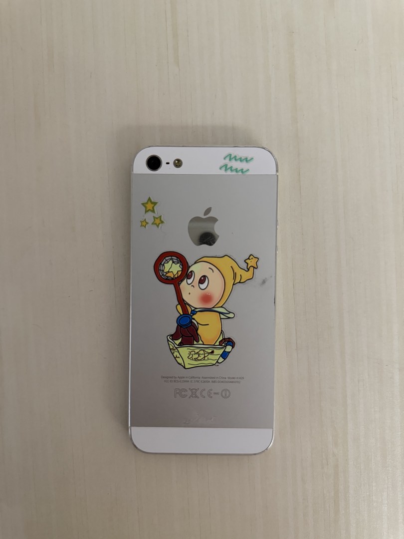 iPhone 5 (Category: iPhone Others) located in Singapore. Submitted by leeya.d (Listing ID 1468340585, Image 2). Description: - will remove sticker 😅 - Model: Apple iPhone 5 - Color: Silver - Storage: 16GB - Condition: 7/10 .
