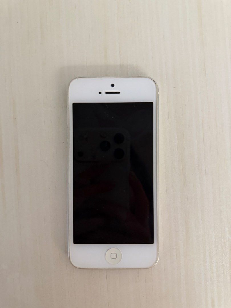 iPhone 5 (Category: iPhone Others) located in Singapore. Submitted by leeya.d (Listing ID 1468340585, Image 1). Description: - will remove sticker 😅 - Model: Apple iPhone 5 - Color: Silver - Storage: 16GB - Condition: 7/10 .