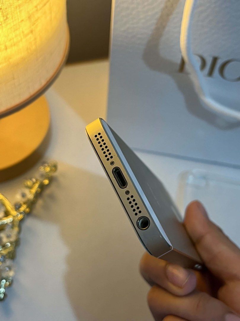 Iphone 5s Gold 16GB (Category: iPhone SE Series) located in Bulacan. Submitted by jadedelosreyes (Listing ID 1468411396, Image 2). Description: 🎀 iPhone 5s Gold 16GB — For Sale ♡ ♡ Touch ID / fingerprint — working ♡ SIM card compatible ♡ Front & back cameras — working ♡ Smooth screen & battery ♡ Can still download apps like Instagram, Facebook, Messenger & TikTok ♡ Perfect for that vintage camera aesthetic ♡ Slight dent on the side, but doesn’t 