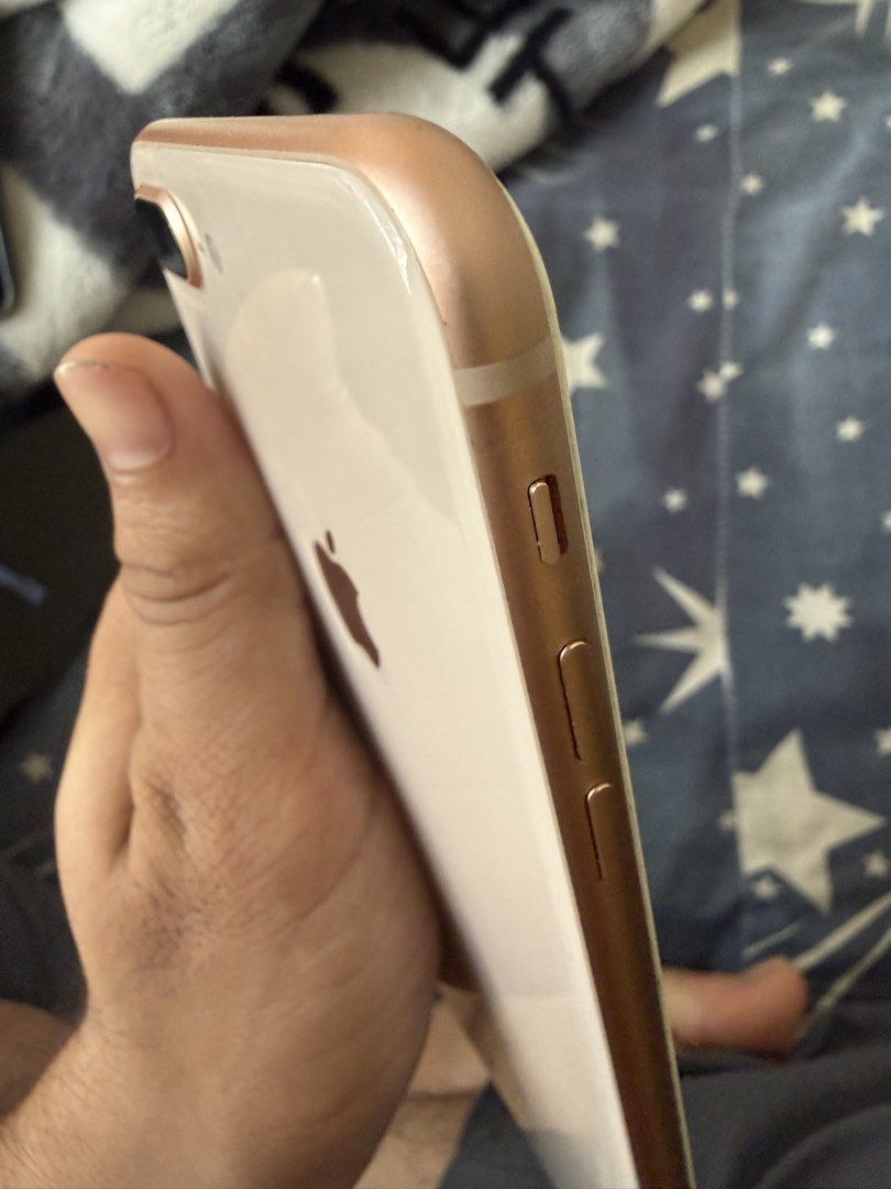 iPhone 8 Plus （分類：iPhone 8 系列）位於 Hong Kong。 由 zakeekhan582126 提交（商品編號 1468307096，圖片 2）。簡介： It’s good condition any one interested DM me 。