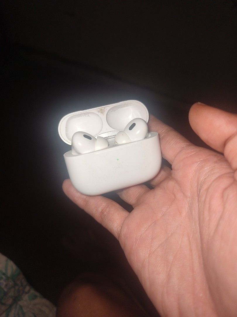 Iphone airpods pro 3 (Category: Earphones) located in Manila. Submitted by happyfalcon_62e4f7 (Listing ID 1468417016, Image 2). Description: same as new not really using its stock only.