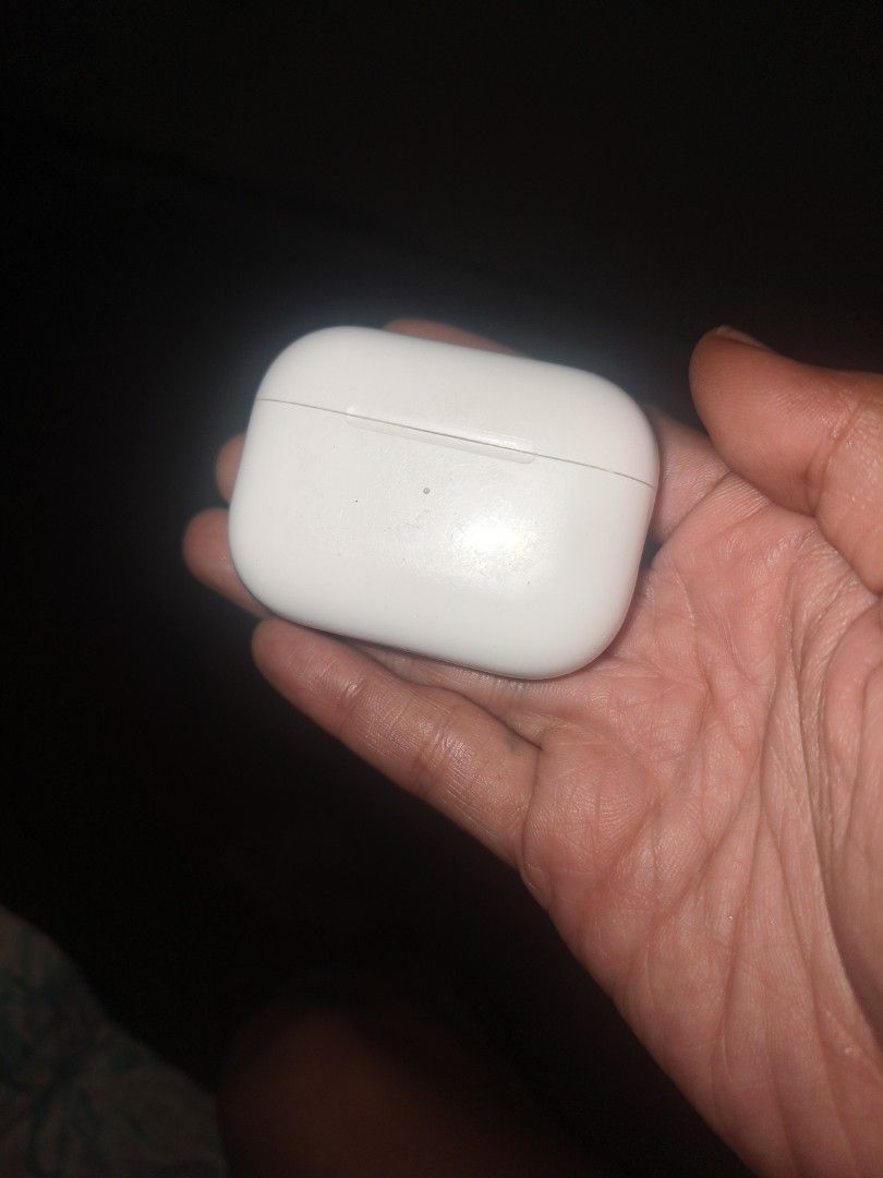 Iphone airpods pro 3 (Category: Earphones) located in Manila. Submitted by happyfalcon_62e4f7 (Listing ID 1468417016, Image 1). Description: same as new not really using its stock only.