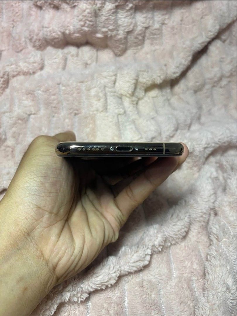 iPhone XS 64GB (Category: iPhone X Series) located in Bulacan. Submitted by jstnfonacier (Listing ID 1468326480, Image 3). Description: -face id working -truetone working -all original parts -no history of repair -camera malinaw -64gb -85 battery health -makinis pwede sa maselan -inclusion box, case via LBC, J&T, Lalamove or meetup..