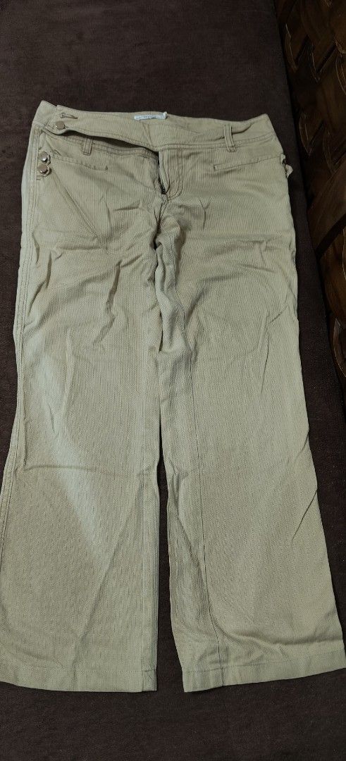 Izzue Beige Corduroy Pants Size 26 (Category: Jeans) located in Manila. Submitted by snz_shop (Listing ID 1468472666, Image 1). Description: - Brand: Izzue - Size: 26 - Color: Classic beige - Material: Textured corduroy fabric - Fit: Bootcut leg style - Closure: Zipper fly with dual button fastening - Details: Cute button accents near pockets and waistband, plus standard back pockets.