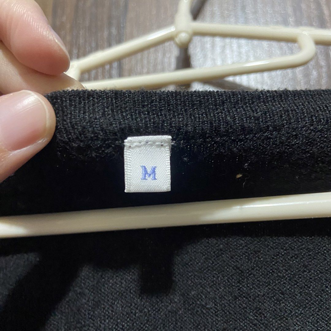 Japan Black V-Neck Cardigan (Category: Coats, Jackets and Outerwear) located in Marikina City. Submitted by jeliie (Listing ID 1468419989, Image 3). Description: No issue.