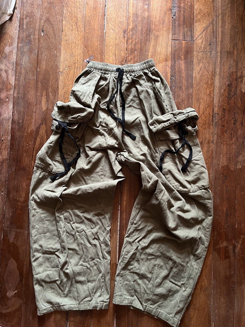 Japan Maison Club Basic Baggy Cargo Pants (Category: Chinos) located in Los Banos. Submitted by lootmeup (Listing ID 1468455524, Image 2). Description: Japan Maison Club Basic Baggy Cargo Pants Big side pockets, lakh alternative Baggy fit Size: Width: 30 to 34 Length: 39 Leg opening: 14 Leg hole: 11 Mine P750.