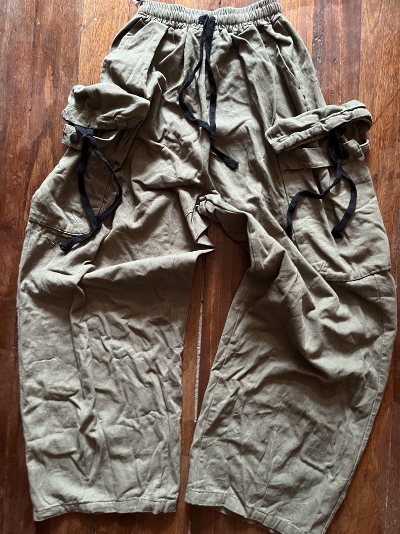 Japan Maison Club Basic Baggy Cargo Pants (Category: Chinos) located in Los Banos. Submitted by lootmeup (Listing ID 1468455524, Image 3). Description: Japan Maison Club Basic Baggy Cargo Pants Big side pockets, lakh alternative Baggy fit Size: Width: 30 to 34 Length: 39 Leg opening: 14 Leg hole: 11 Mine P750.