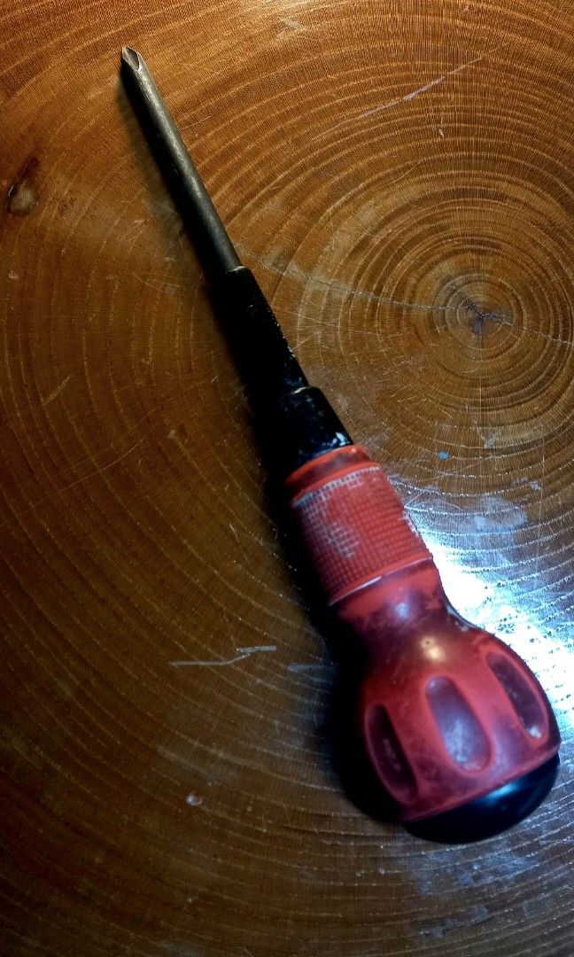 Japanese Surplus ANEX Screwdriver – Red & Black Grip (Category: Home Improvement Tools & Accessories) located in Santiago. Submitted by thankugeri87256 (Listing ID 1468426355, Image 1). Description: Specifications: •Manual flat-head / slotted screwdriver •Durable metal shaft •Ergonomic red-and-black handle •Textured grip for comfortable handling •Ideal for household repairs, DIY projects, and general maintenance •Condition: Pre-owned Japanese sur