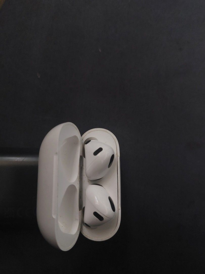 JBL (Category: Earphones) located in Manila. Submitted by newtiger_cf1e40 (Listing ID 1468329432, Image 3). Description: .