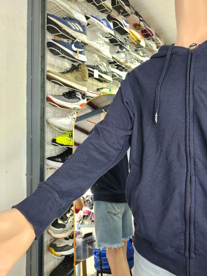 Jeep full-zip hooded sweatshirt (Category: Coats, Jackets and Outerwear) located in Baguio. Submitted by kayeonlineshop (Listing ID 1468325242, Image 3). Description: -navy blue Jeep full-zip hooded sweatshirt (hoodie) featuring the Jeep logo and star emblem on the left chest.