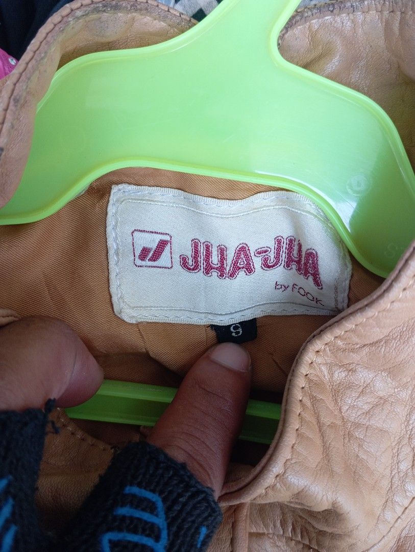 JHA JHA BY HOOK LEAHTER JACKET (Category: Coats, Jackets and Outerwear) located in Monkayo. Submitted by danielcabusora (Listing ID 1468325255, Image 2). Description: Jha Jha by hook leather jacket size 9 best fit med to large minimal sign of use.