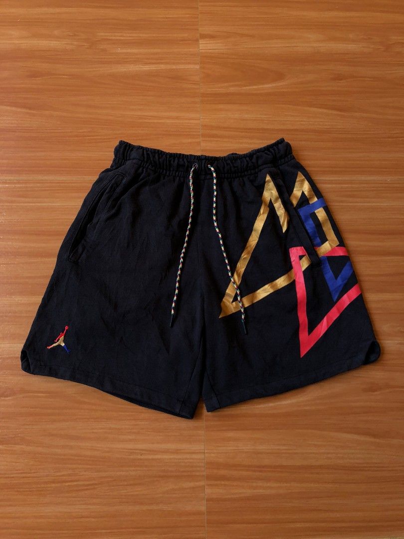 JORDAN COTTON SHORT (Category: Shorts) located in Baybay. Submitted by dathrifted (Listing ID 1468361307, Image 1). Description: JORDAN COTTON SHORT MEDIUM ON TAG Waistline- 28-34 Length- 17 (above the knee) EXCELLENT CONDITION COLORRATE: 9.5/10 HONEST ISSUE: hairlin crackprint on the print design PM if Interested📩📩📩.