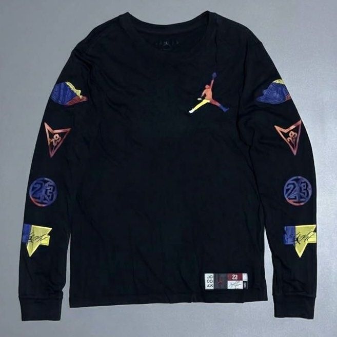 Jordan DNA Sweater (Category: Coats, Jackets and Outerwear) located in Davao. Submitted by ckkb1821 (Listing ID 1468460114, Image 1). Description: Jordan DNA Sweater Large on tag (20 x 28"L) Excellent condition, washed & cleaned ₱699 only + SF.