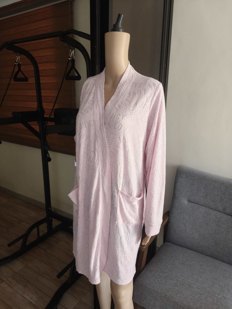 Juicy Couture Terry Cloth Bathrobe (Category: Maternity wear) located in Siniloan. Submitted by wingedwardrobe (Listing ID 1468327413, Image 1). Description: A light pink Juicy Couture terry cloth bathrobe with embossed LOVE logo pattern, long sleeves, and front patch pockets. 📢 𝐒𝐇𝐎𝐏 𝐑𝐄𝐌𝐈𝐍𝐃𝐄𝐑𝐒 📢 - 𝐒𝐢𝐳𝐞𝐬 𝐚𝐫𝐞 𝐚𝐩𝐩𝐫𝐨𝐱𝐢𝐦𝐚𝐭𝐞. 𝐏𝐥𝐞𝐚𝐬𝐞 𝐦𝐚𝐧𝐚𝐠𝐞 𝐲𝐨𝐮𝐫 𝐞𝐱𝐩𝐞𝐜𝐭𝐚𝐭𝐢𝐨𝐧𝐬. - 𝐂𝐨𝐥𝐨𝐫𝐬 𝐦𝐚𝐲 𝐬𝐥𝐢𝐠𝐡�