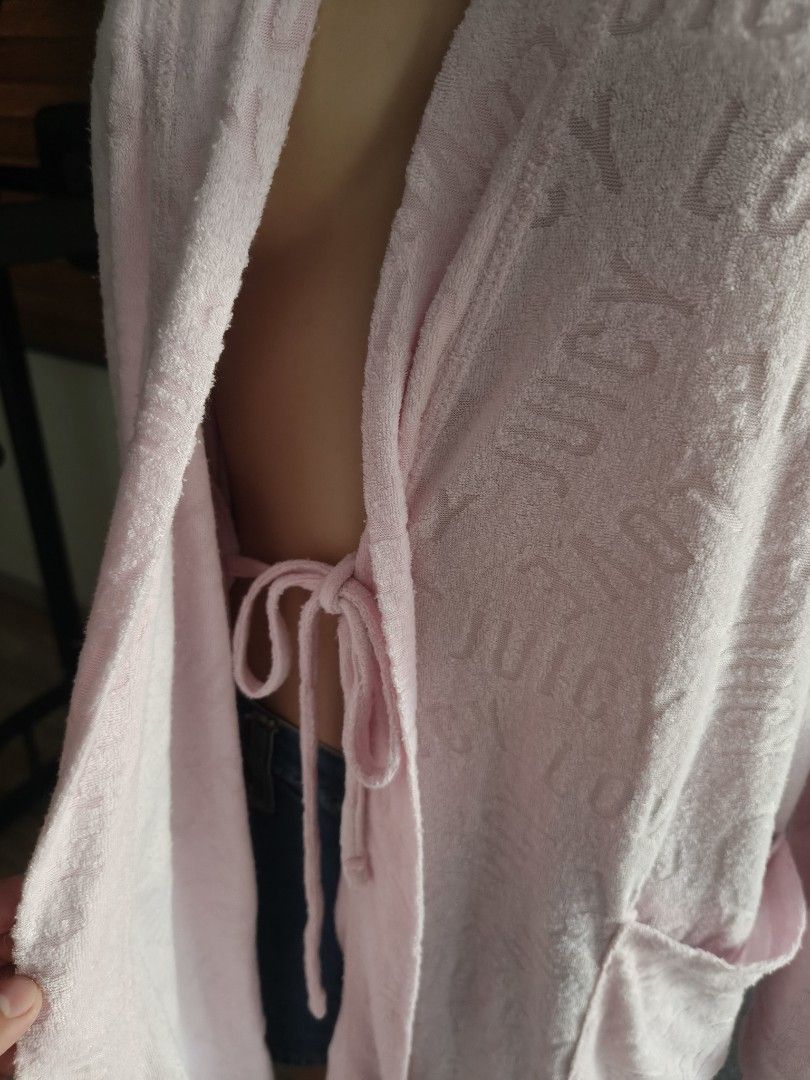 Juicy Couture Terry Cloth Bathrobe (Category: Maternity wear) located in Siniloan. Submitted by wingedwardrobe (Listing ID 1468327413, Image 3). Description: A light pink Juicy Couture terry cloth bathrobe with embossed LOVE logo pattern, long sleeves, and front patch pockets. 📢 𝐒𝐇𝐎𝐏 𝐑𝐄𝐌𝐈𝐍𝐃𝐄𝐑𝐒 📢 - 𝐒𝐢𝐳𝐞𝐬 𝐚𝐫𝐞 𝐚𝐩𝐩𝐫𝐨𝐱𝐢𝐦𝐚𝐭𝐞. 𝐏𝐥𝐞𝐚𝐬𝐞 𝐦𝐚𝐧𝐚𝐠𝐞 𝐲𝐨𝐮𝐫 𝐞𝐱𝐩𝐞𝐜𝐭𝐚𝐭𝐢𝐨𝐧𝐬. - 𝐂𝐨𝐥𝐨𝐫𝐬 𝐦𝐚𝐲 𝐬𝐥𝐢𝐠𝐡�