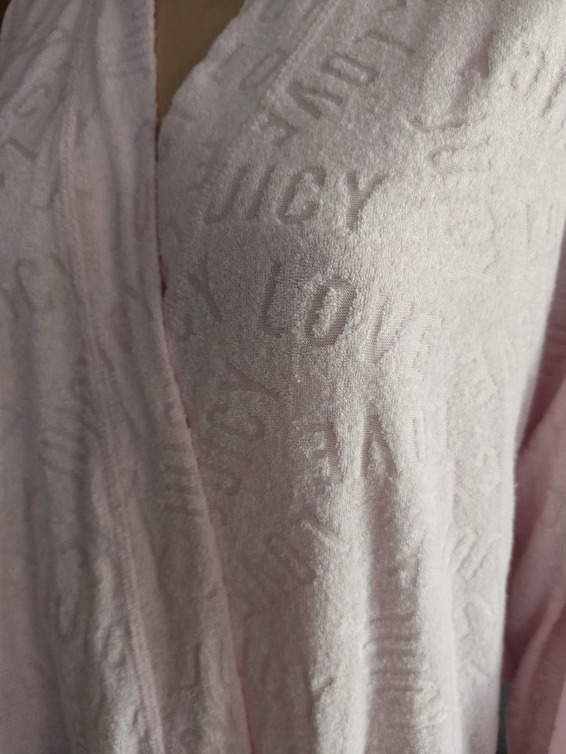 Juicy Couture Terry Cloth Bathrobe (Category: Maternity wear) located in Siniloan. Submitted by wingedwardrobe (Listing ID 1468327413, Image 2). Description: A light pink Juicy Couture terry cloth bathrobe with embossed LOVE logo pattern, long sleeves, and front patch pockets. 📢 𝐒𝐇𝐎𝐏 𝐑𝐄𝐌𝐈𝐍𝐃𝐄𝐑𝐒 📢 - 𝐒𝐢𝐳𝐞𝐬 𝐚𝐫𝐞 𝐚𝐩𝐩𝐫𝐨𝐱𝐢𝐦𝐚𝐭𝐞. 𝐏𝐥𝐞𝐚𝐬𝐞 𝐦𝐚𝐧𝐚𝐠𝐞 𝐲𝐨𝐮𝐫 𝐞𝐱𝐩𝐞𝐜𝐭𝐚𝐭𝐢𝐨𝐧𝐬. - 𝐂𝐨𝐥𝐨𝐫𝐬 𝐦𝐚𝐲 𝐬𝐥𝐢𝐠𝐡�