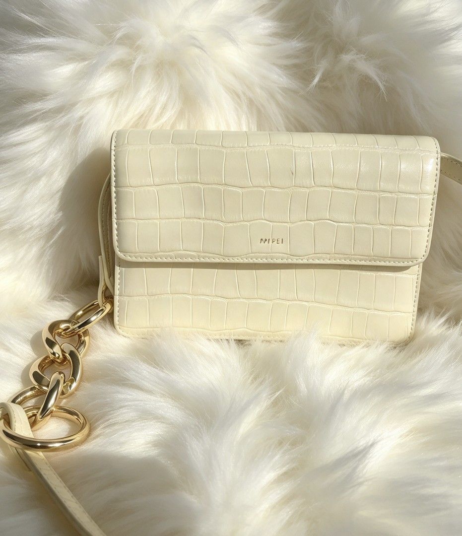 Jw pei bag (Category: Cross-body Bags) located in Iloilo. Submitted by khonz (Listing ID 1468302807, Image 1). Description: no flaw.
