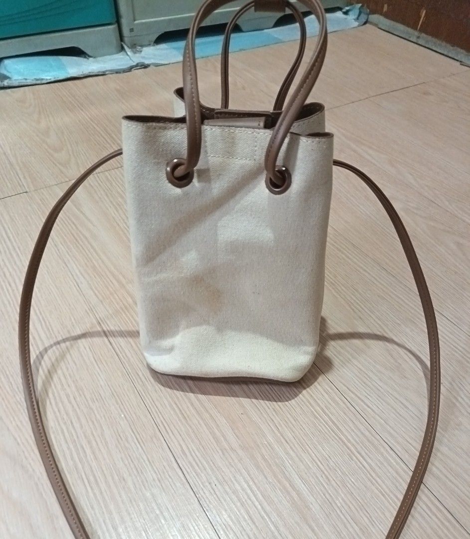 KANGOL DUO CANVAS BUCKET BAG (Category: Shoulder Bags) located in Cavite. Submitted by marcuz.lifestyle (Listing ID 1468311482, Image 2). Description: WIDTH:5.5" HEIGHT: 8" DEPTH:5.5" VERRYGOOD CONDITION NO ISSUE NEED WASH ONLY COLOR RATE:9.5/10 MOP:GCASH DELIVERY COURIER:JNT LOCATION:IMUS CAVITE.