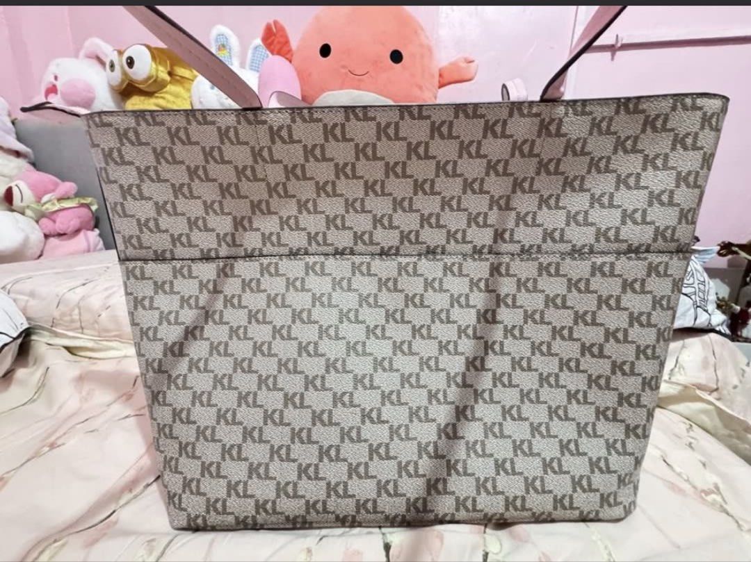 Karl Lagerfeld Paris (Category: Shoulder Bags) located in Makati City. Submitted by chariz509 (Listing ID 1468344883, Image 3). Description: .