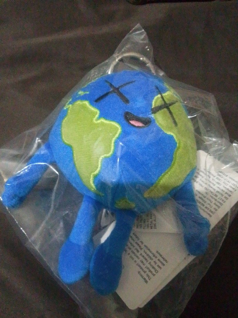Kaws 🌍 Charm Uniqlo (Category: Plushies & Soft Toys) located in Santa Rosa. Submitted by loisy32336 (Listing ID 1468442783, Image 1). Description: brand new charm kaws 🌎 plushie.