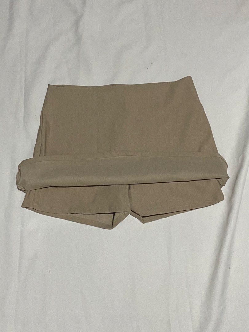 Khaki Plus Size Skirt / Short (Category: Skirts) located in Makati City. Submitted by weirdshopping (Listing ID 1468295682, Image 2). Description: Selling pre-loved clothes! DETAILS: ~ All items are in good condition. - BRANDED - All clothes are sanitized before delivery. ~ Mode of Payment: Cash & Gcash - Available for delivery c/o by costumer: Lalamove, Grab, Angkas ~ Location: Guadalupe Viejo, Makati ~ FOR meet up, pick up, & delivery! (Deliver