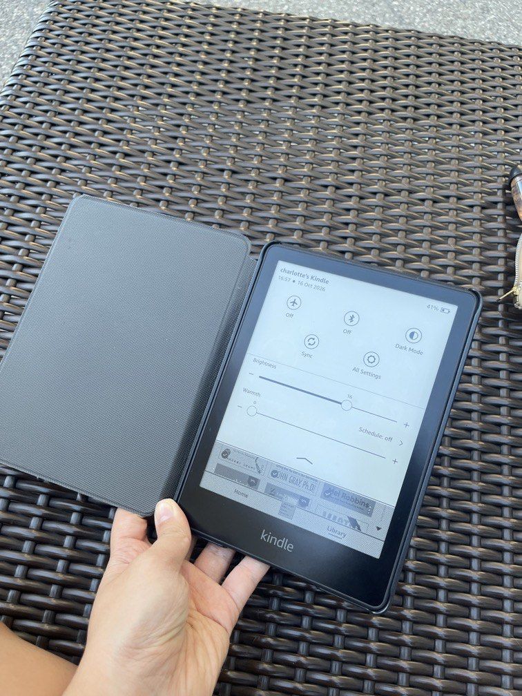 Kindle Paperwhite 11th Gen (Category: E-Readers) located in Makati City. Submitted by gbyethinx (Listing ID 1468360425, Image 3). Description: Good as new Complete with box with case.