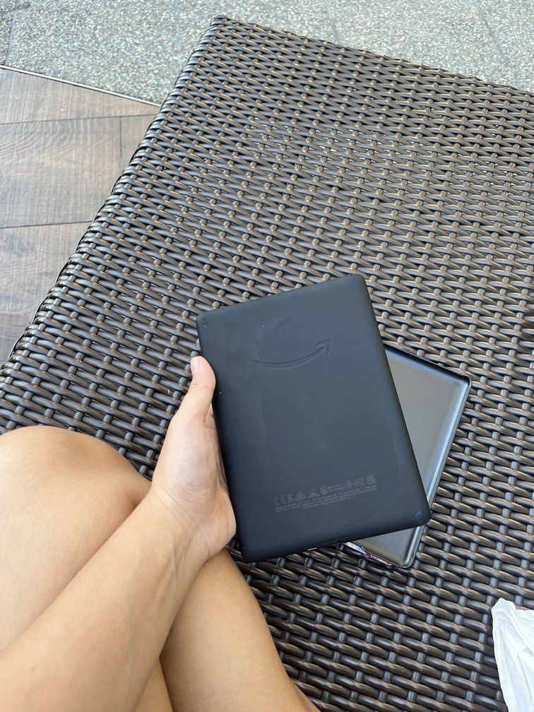 Kindle Paperwhite 11th Gen (Category: E-Readers) located in Makati City. Submitted by gbyethinx (Listing ID 1468360425, Image 2). Description: Good as new Complete with box with case.