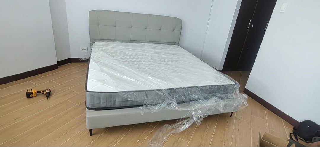 Kingsize bedframe with mattress (Category: Bed Frames & Mattresses) located in Manila. Submitted by ivyfv04 (Listing ID 1468454308, Image 2). Description: Kingsize bedframe with mattress Brandnew Free delivery around metro manila Cash on delivery .