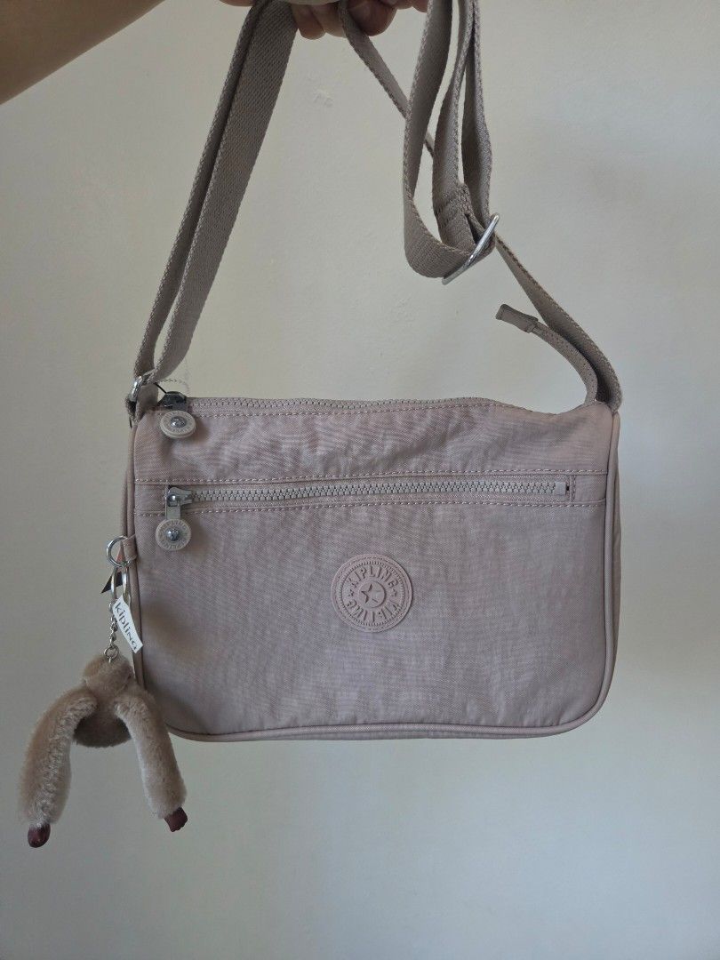 Kipling Callie (Category: Cross-body Bags) located in Baguio. Submitted by jz_finds (Listing ID 1468498924, Image 1). Description: Medium.