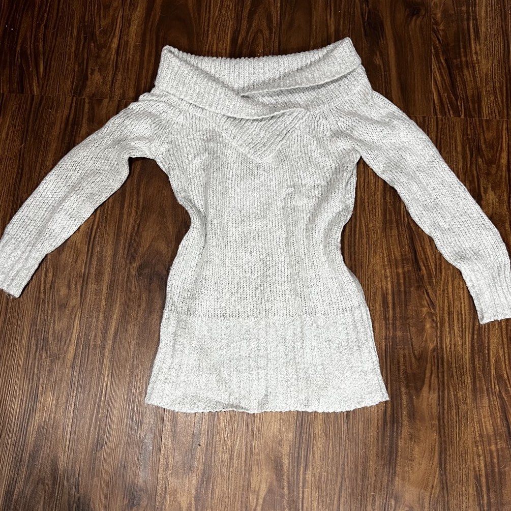 Knitted Gray Sweater 2000s Vintage (Category: Longsleeves) located in Manila. Submitted by Pilarrrrr (Listing ID 1468341800, Image 2). Description: .