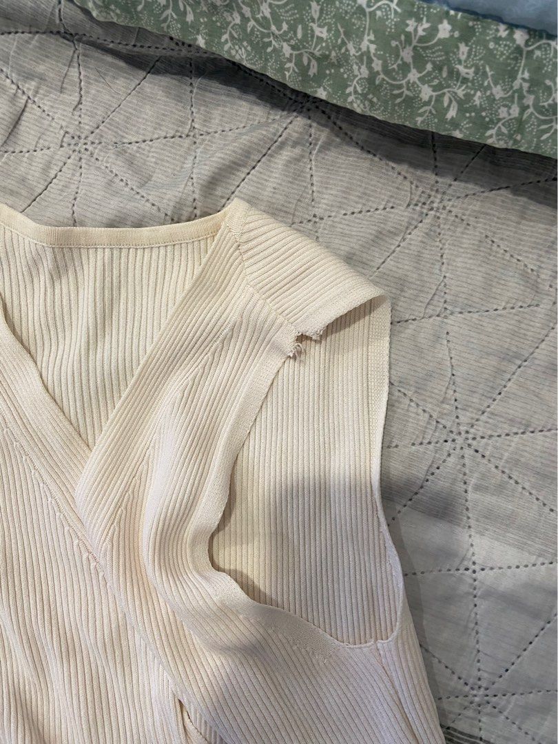 knitted top (Category: Sleeveless) located in Santa Rita. Submitted by viorr (Listing ID 1468332206, Image 2). Description: .