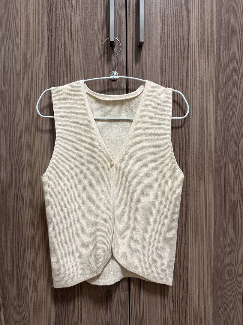 Knitted vest (Category: Sleeveless) located in Manila. Submitted by fameiax (Listing ID 1468400057, Image 1). Description: Knotted vest perfect for cover ups.