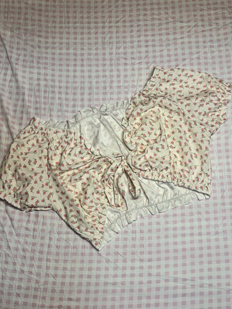 Korean Floral Crop Top Tie Front (Category: Others Tops) located in San Juan City. Submitted by angel_aura_archive (Listing ID 1468340766, Image 1). Description: - Free size can fit upto XL if stretched - All of the details are here n po so pls matuto po magbasa and no to low bailers!! I can give discount if marami po kukunin. They are not from ukay and they are from my personal collection from my closet (purpose is to declutter)..