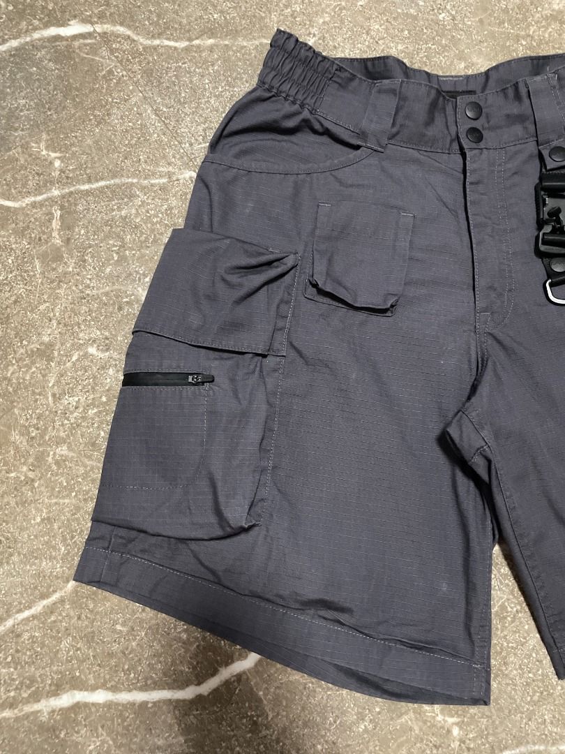 LAKH CARGO SHORTS (Category: Shorts) located in Lucena. Submitted by 0174.archive (Listing ID 1468426011, Image 3). Description: very good used condition no flaws Size medium on tag Actual Measurements (inches) Waist: 15-16 / 30-32 around Length: 20.5 Leg opening: 13.5 Message before buying. Items are pre-loved / second hand used. Manage your expectations. Buy with confidence. No return no exchange. Additional Shipping Fee Ship via JRS / JNT MOP 