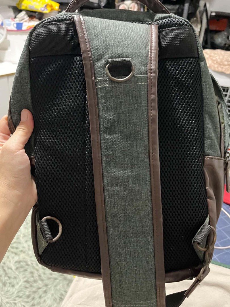 Laptop bag or school bag (Category: Backpacks) located in Caloocan City. Submitted by trebdy01 (Listing ID 1468324508, Image 3). Description: Flaws may maliit na ntatangal s leather Bago loob at labas ung leather lng tlga issue.