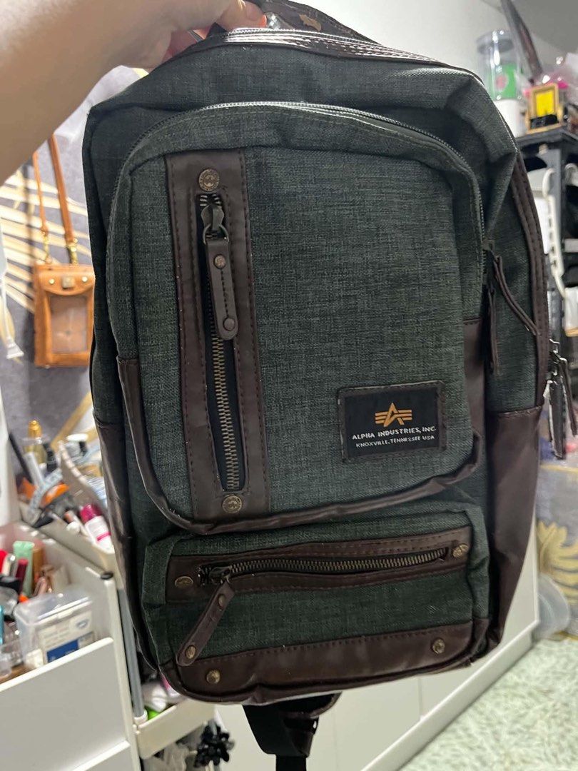 Laptop bag or school bag (Category: Backpacks) located in Caloocan City. Submitted by trebdy01 (Listing ID 1468324508, Image 1). Description: Flaws may maliit na ntatangal s leather Bago loob at labas ung leather lng tlga issue.