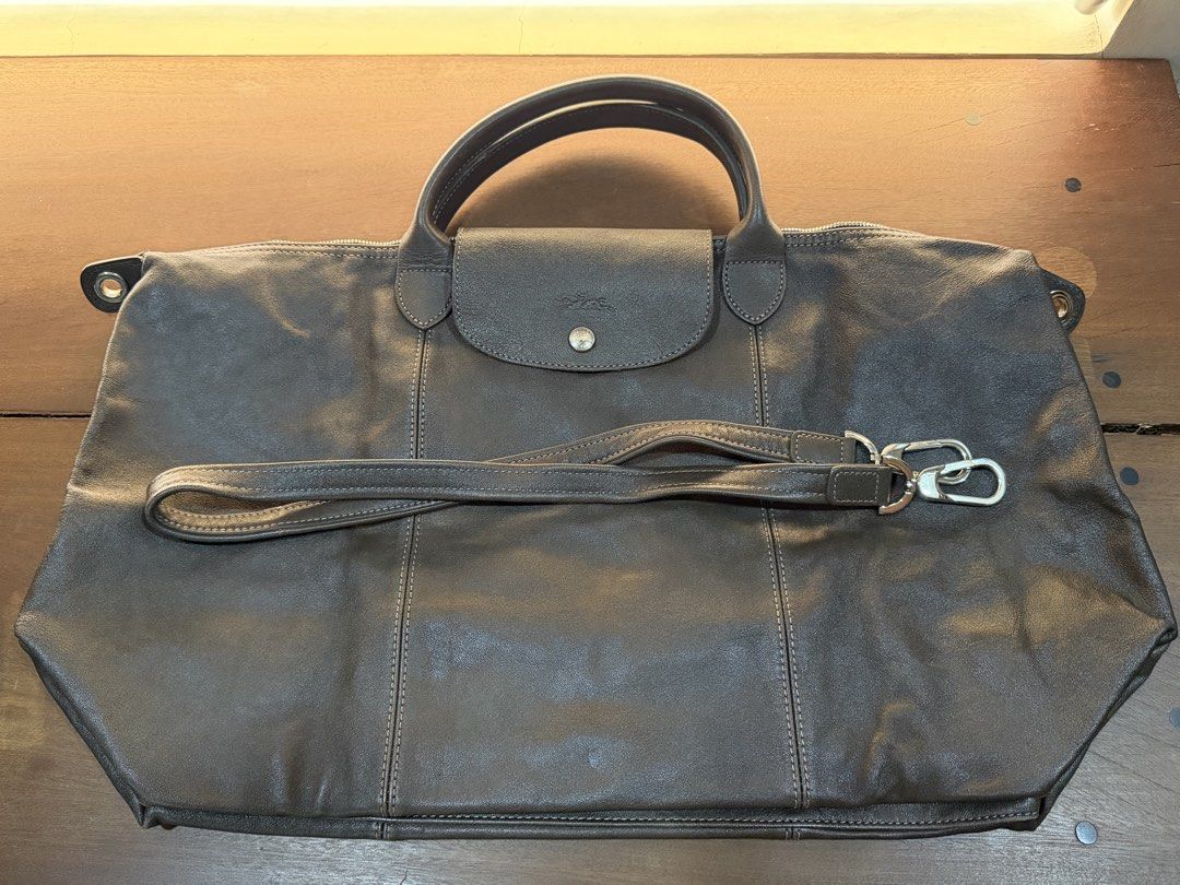 Large Leather Longchamp Cuir (Category: Luxury Bags & Wallets) located in Quezon City. Submitted by PrelovedTreasureees (Listing ID 1468336493, Image 3). Description: - Genuine leather - Has a few marks on it from usage (pls refer to pics) - Comes with a dust bag and detachable strap - Foldable.