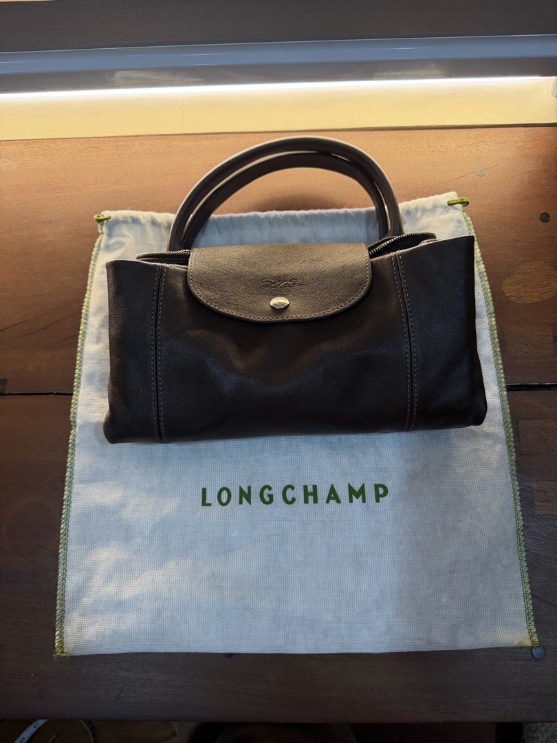 Large Leather Longchamp Cuir (Category: Luxury Bags & Wallets) located in Quezon City. Submitted by PrelovedTreasureees (Listing ID 1468336493, Image 2). Description: - Genuine leather - Has a few marks on it from usage (pls refer to pics) - Comes with a dust bag and detachable strap - Foldable.
