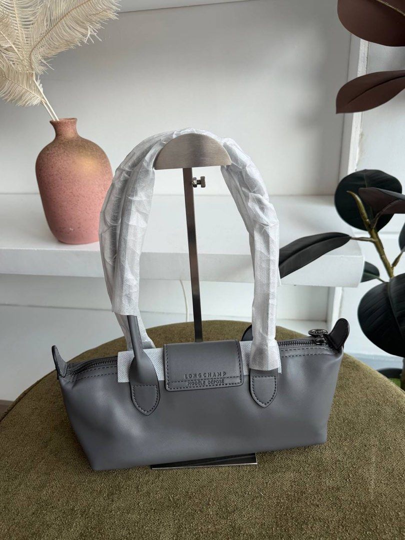 LC Eastwest Baguette Bag (Category: Shoulder Bags) located in Binan City. Submitted by pinkykeenshop (Listing ID 1468396536, Image 3). Description: .