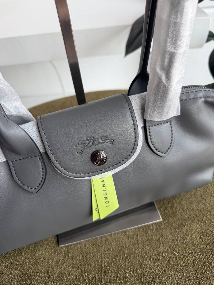 LC Eastwest Baguette Bag (Category: Shoulder Bags) located in Binan City. Submitted by pinkykeenshop (Listing ID 1468396536, Image 2). Description: .