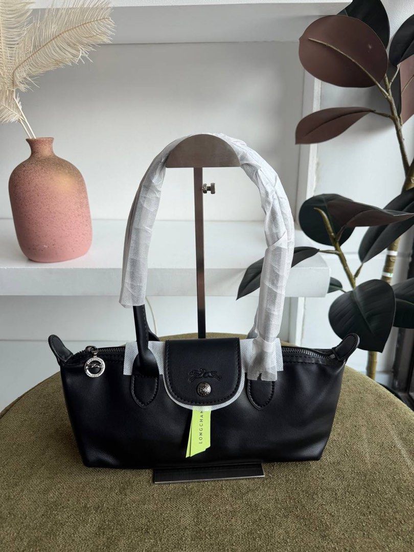 LC Eastwest Baguette Bag (Category: Shoulder Bags) located in Binan City. Submitted by pinkykeenshop (Listing ID 1468396632, Image 2). Description: .