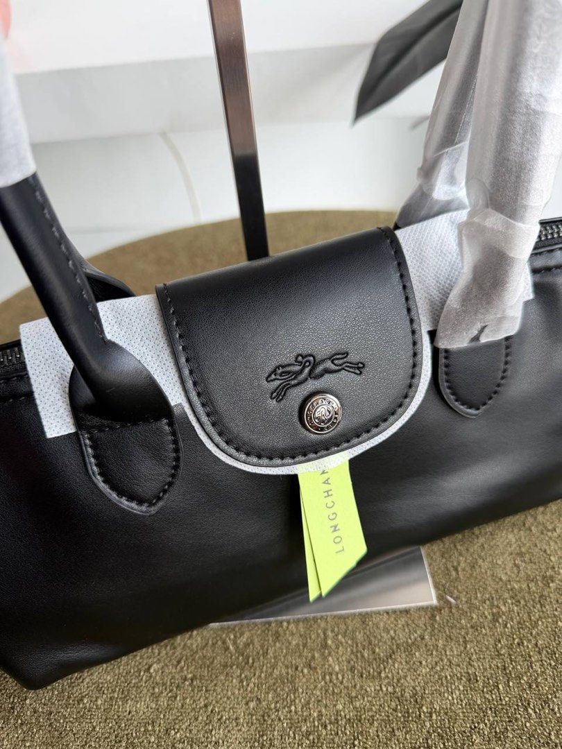LC Eastwest Baguette Bag (Category: Shoulder Bags) located in Binan City. Submitted by pinkykeenshop (Listing ID 1468396632, Image 3). Description: .