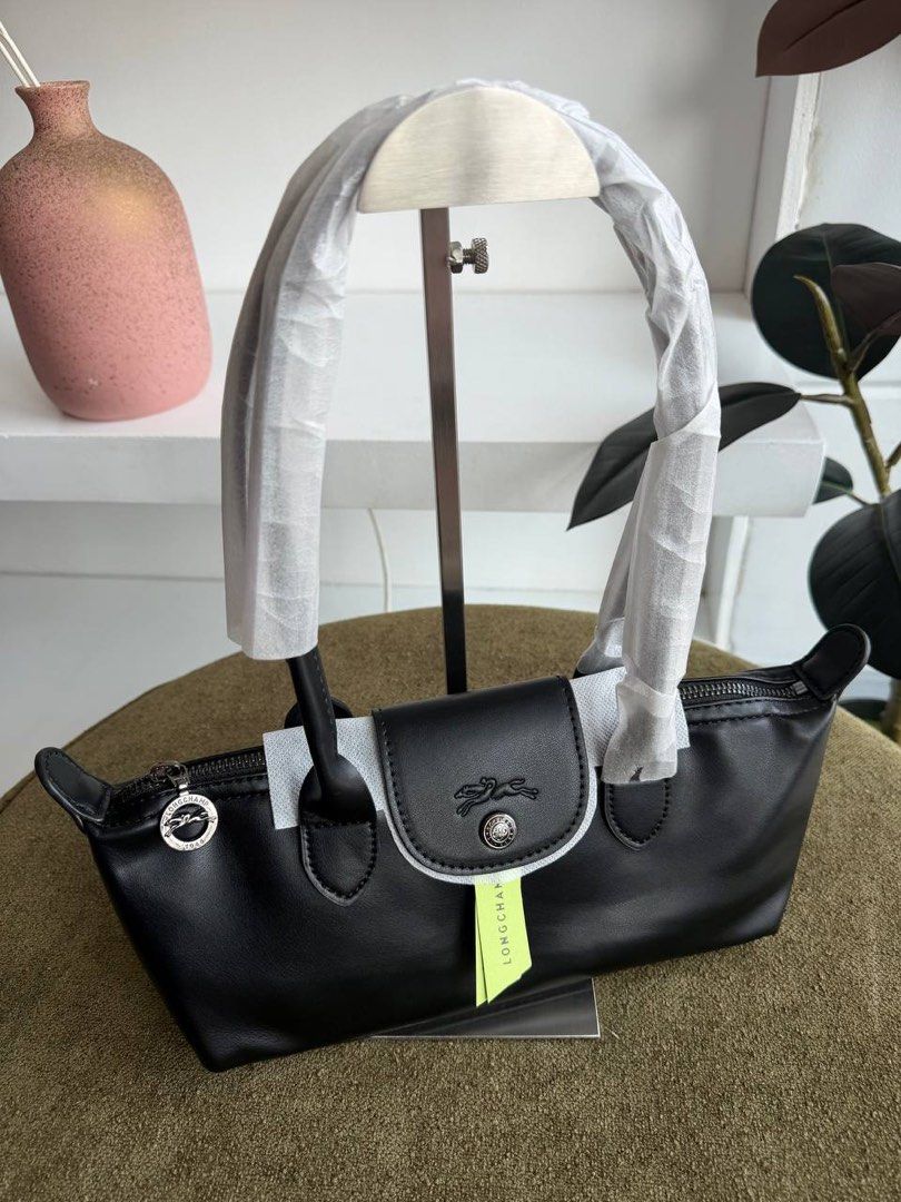 LC Eastwest Baguette Bag (Category: Shoulder Bags) located in Binan City. Submitted by pinkykeenshop (Listing ID 1468396632, Image 1). Description: .