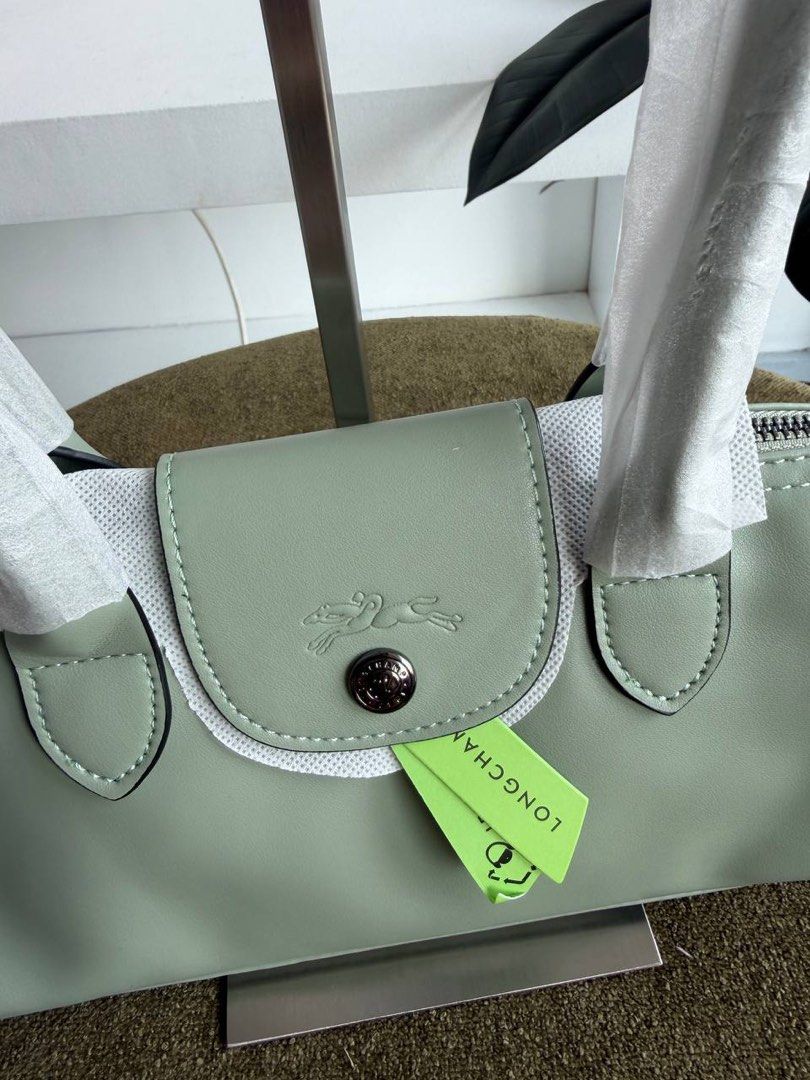 LC Eastwest Baguette Bag (Category: Shoulder Bags) located in Binan City. Submitted by pinkykeenshop (Listing ID 1468396945, Image 2). Description: .