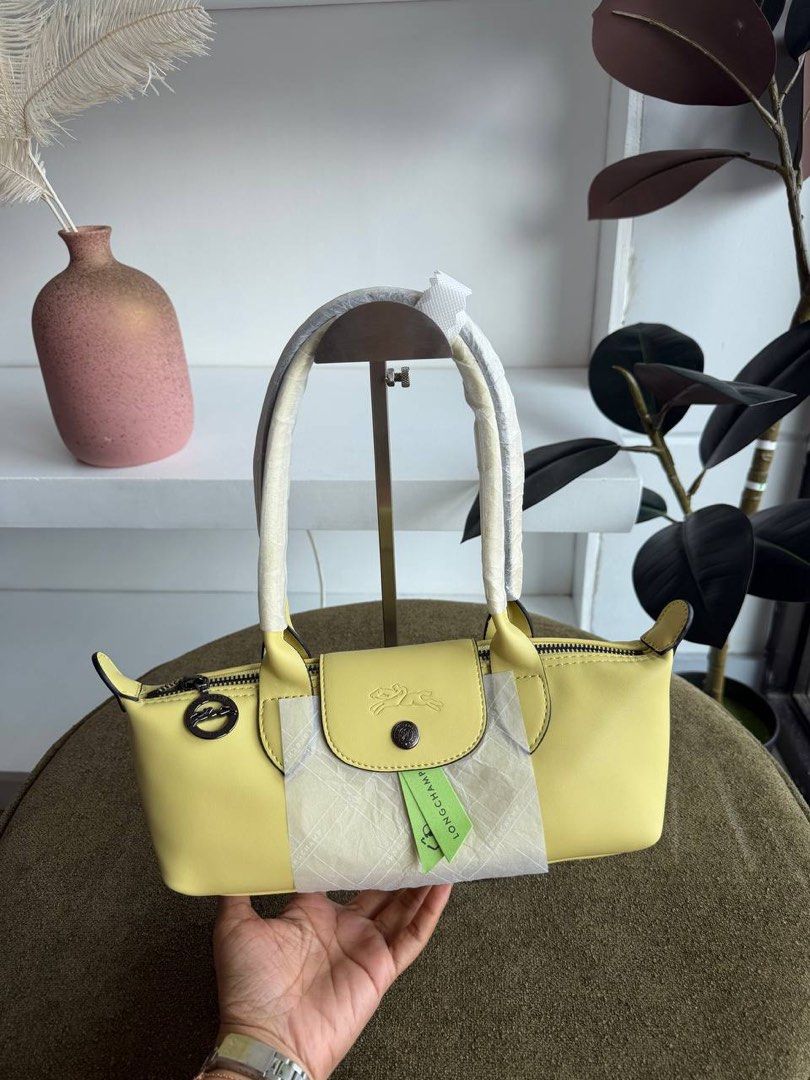 LC Eastwest Baguette Bag (Category: Shoulder Bags) located in Binan City. Submitted by pinkykeenshop (Listing ID 1468397040, Image 1). Description: .