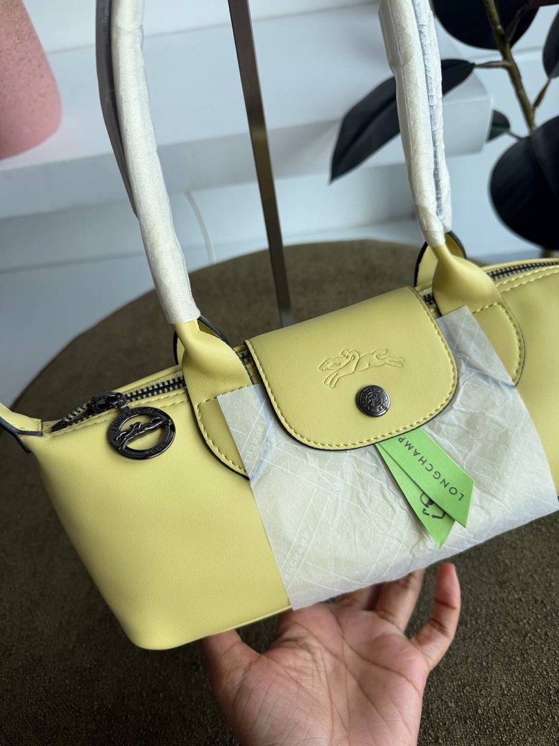 LC Eastwest Baguette Bag (Category: Shoulder Bags) located in Binan City. Submitted by pinkykeenshop (Listing ID 1468397040, Image 2). Description: .